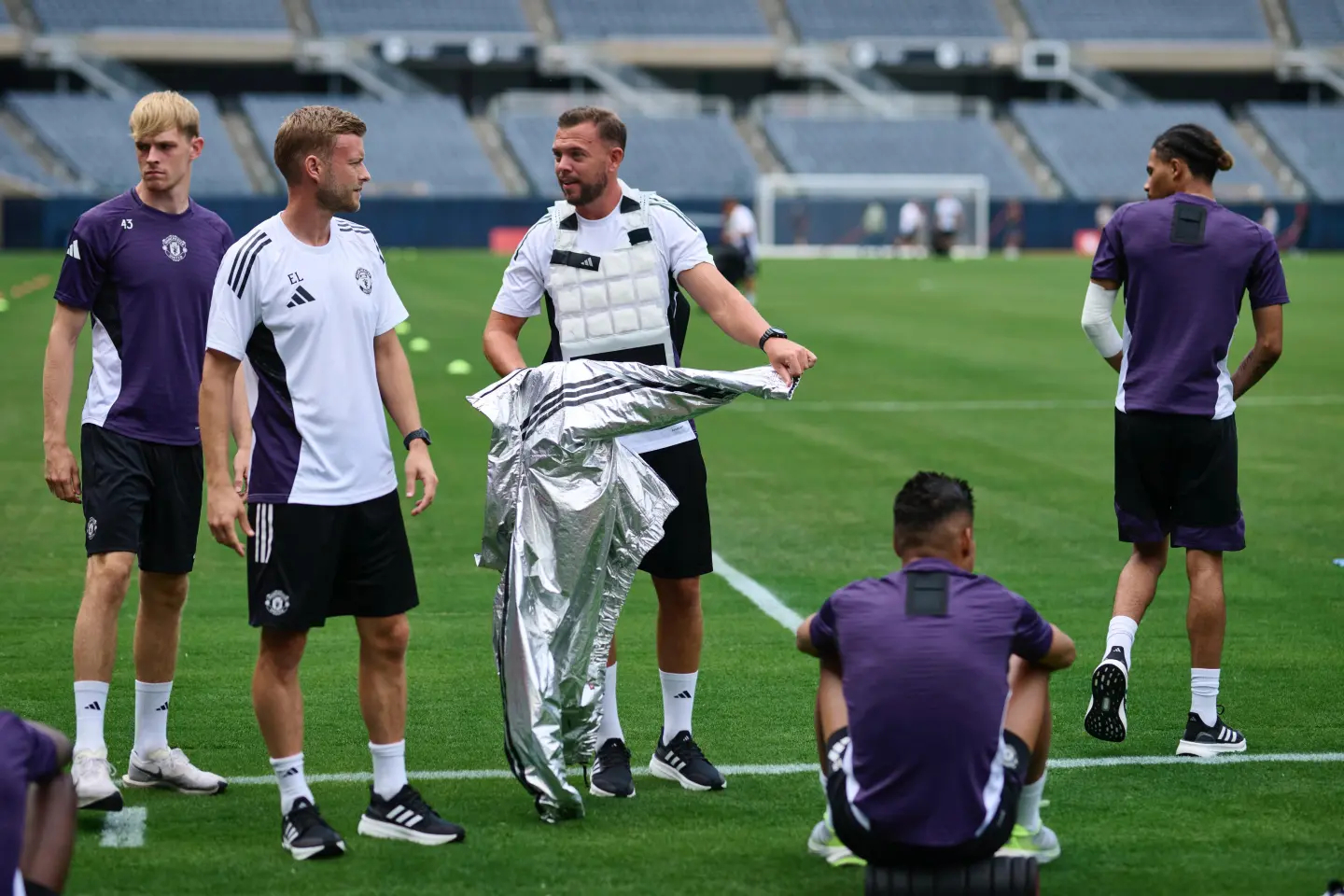 九游游戏中心大全-曼联训练开放日，赛后外线爆发引欢呼，欧联在即，更衣室氛围转暖的简单介绍-九游游戏中心大全